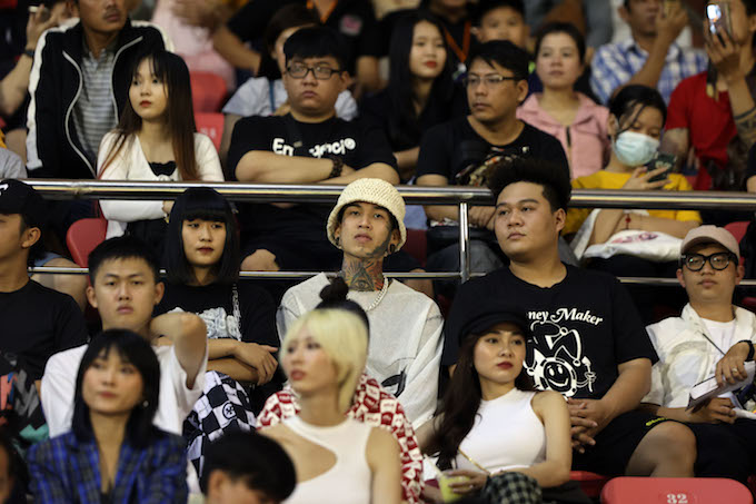 Raper Dế Choắt và Yuno Bigboy theo dõi trận đấu