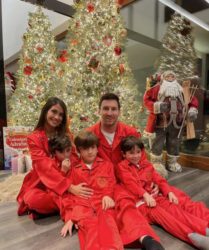 Gia đình Lionel Messi rực rỡ trong trang phục màu đỏ