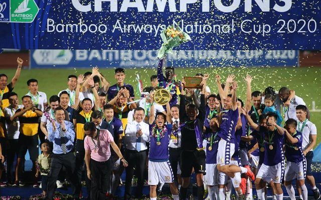 CLB Hà Nội tưng bừng nhận cúp vô địch cúp quốc gia Bamboo Airways 2020