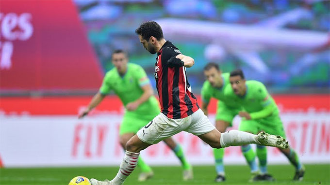 AC Milan thắng nhọc nhằn đội bóng đến thủ đô Lazio, giữ vững ngôi đầu bảng xếp hạng