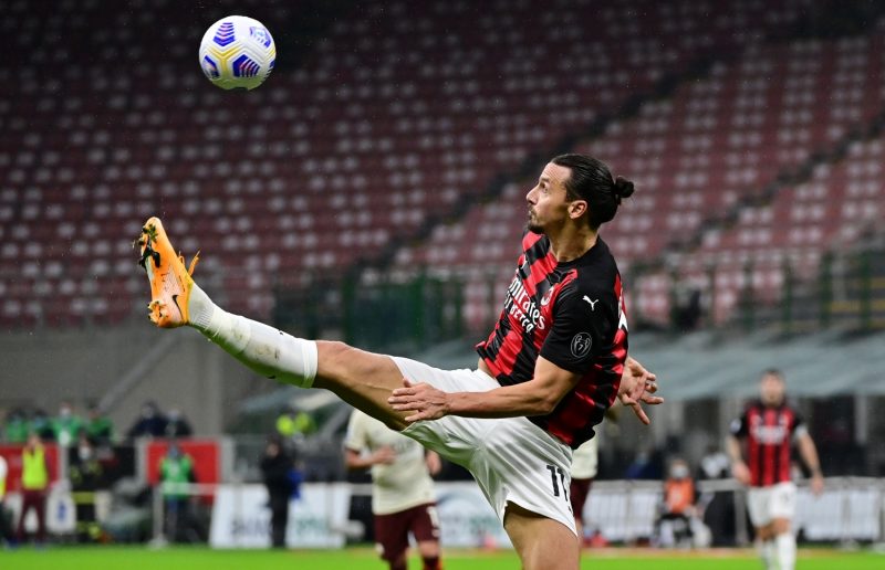Zlatan Ibrahimovic thể hiện phong độ chói sáng giúp cho đội bóng sọc đỏ đen thăng hoa